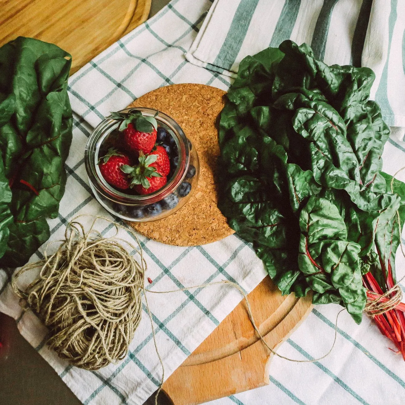 Полезные продукты для похудения — овощи, злаки, нежирный белок на столе